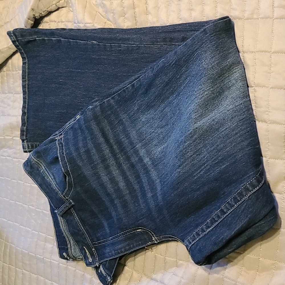 Maurices Plus Size 20W short jeans. Mid rise.